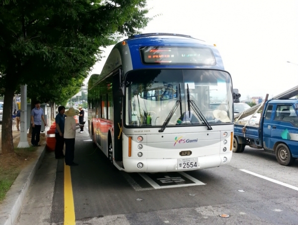 Autobus elektryczny z systemem bezstykowego zasilania OLEV