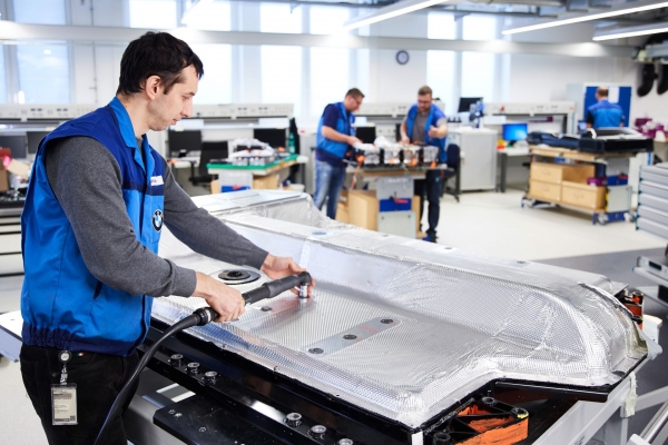 BMW Battery Cell Competence Centre - montaż prototypowego pakietu akumulatorów