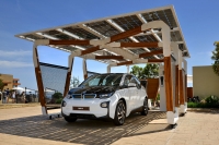 DesignworksUSA prezentuje słoneczną wiatę dla aut elektrycznych