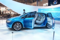 Samochód elektryczny Denza na wystawie Auto China w Pekinie