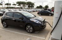 Sprzedaż aut elektrycznych w USA rośnie, ale Nissan Leaf znów traci