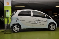 Mitsubishi i-MiEV w punkcie ładowania firmy e+