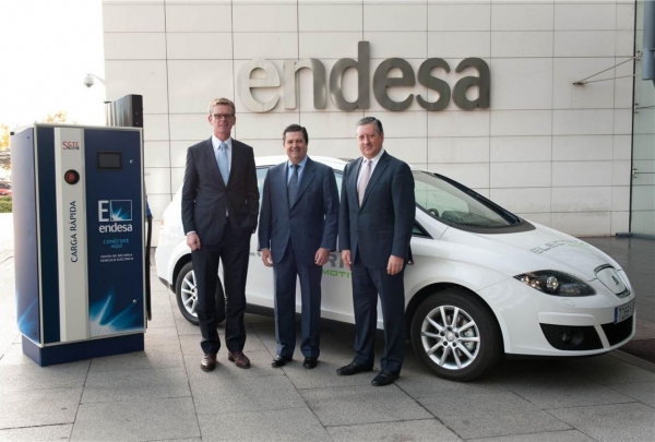 SEAT Altea XL Electric Ecomotive obok szybkiej ładowarki należącej do firmy Endesa