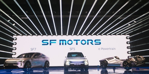 SF Motors SF7 (po lewej)