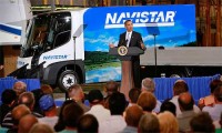 Prezydent USA przy prototypie ciężarówki Navistar Modec