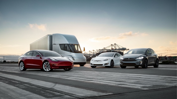 od lewej: Tesla Model 3, Tesla Semi, Tesla Model S, Tesla Model X