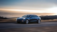 Niebieska Tesla Model 3 na parkingu - wygląda dobrze