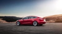 Z Superładowarki Tesla Model 3 uzupełnia energię w tempie ponad 300 km/h