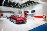 Tesla Model S zrecenzowana przez Everyday Drive