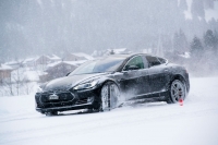 Tesla Model S P85D na śniegu sprawuje się bardzo dobrze