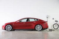 Tesla wprowadza funkcję przywoływania auta z i do garażu