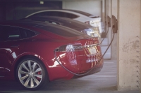 Tesla funduje terminale ładowania do instalacji na parkingach firm