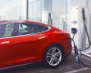 Tesla Model S ładowana poprzez adapter CHAdeMO
