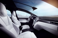 Tesla Model X pozostawiona na postoju zużywa ponad 3 kWh dziennie