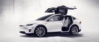 Tesla prezentuje Model X i wydaje pierwsze egzemplarze klientom