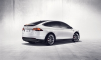 Przeciąganie liny: Tesla Model X prawie zabiła Toyotę Land Cruiser