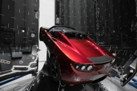 Rakieta Falcon Heavy firmy SpaceX wyniosła samochód Tesla Roadster w kosmos
