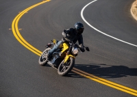 Brammo Empulse R vs Zero S ZF11.4 w teście Motorcycle.com
