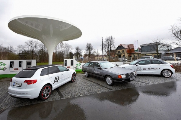 Audi A3 e-tron obok hybryd Audi 100 Avant duo i Audi A1 e-tron