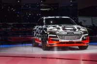 Audi prezentuje w Genewie przedprodukcyjny prototyp e-tron