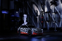 Audi prezentuje prototyp e-tron, zapowiadając ładowanie trójfazowe mocą 22 kW