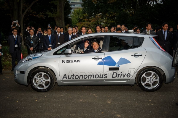 Premier Japonii Shinzo Abe w autonomicznym Nissanie Leaf