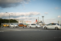 Nissan demonstruje autonomiczne Leafy holujące auta w fabryce w Oppama
