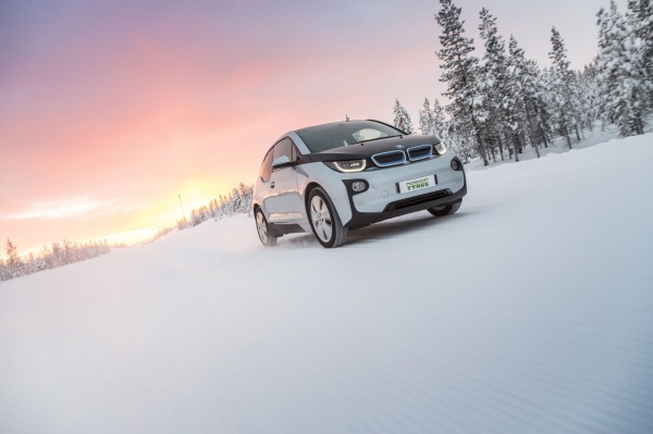 BMW i3 z oponami zimowymi Nokian Hakkapeliitta R2