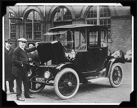 Thomas Edison obok elektrycznego samochodu w 1913r. [1]