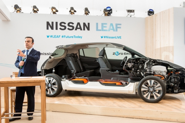 Carlos Ghosn obok Nissana Leafa 2013