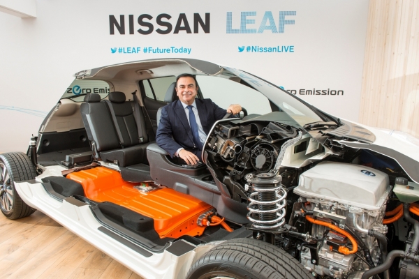 Carlos Ghosn za kierownicą Nissana Leafa 2013