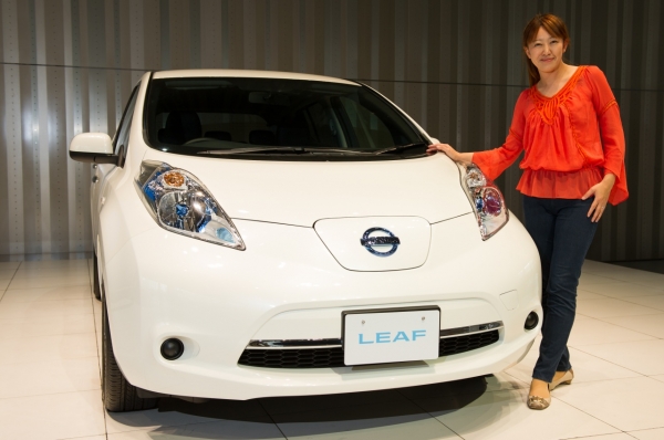 Keiko Ihara obok Nissana Leafa 2013