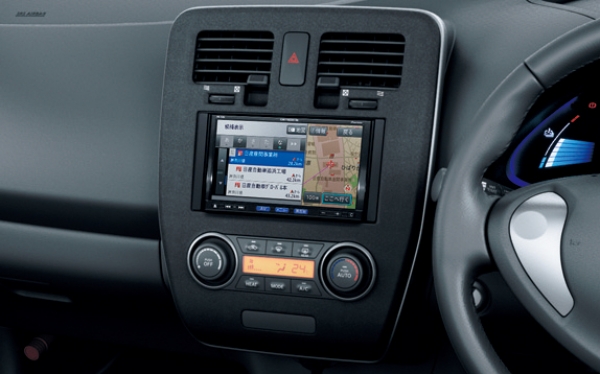 Nissan Leaf 2013 - konsola centralna w wersji S