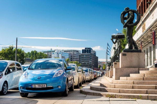 Samochody Nissan Leaf w Norwegii podczas ustanawiania rekordu liczby EV