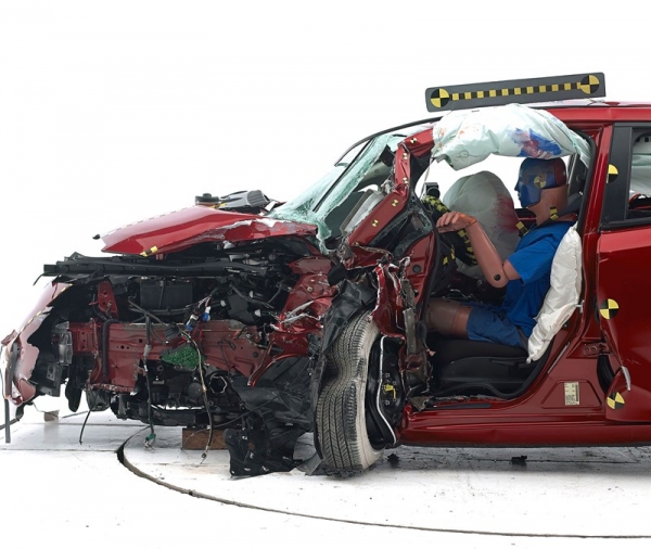 Test zderzeniowy Nissana Leaf 2014 przeprowadzony przez IIHS