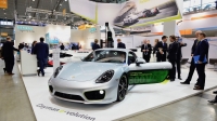 Porsche Cayman e-volution i stacje szybkiego ładowania z magazynami energii na EVS30