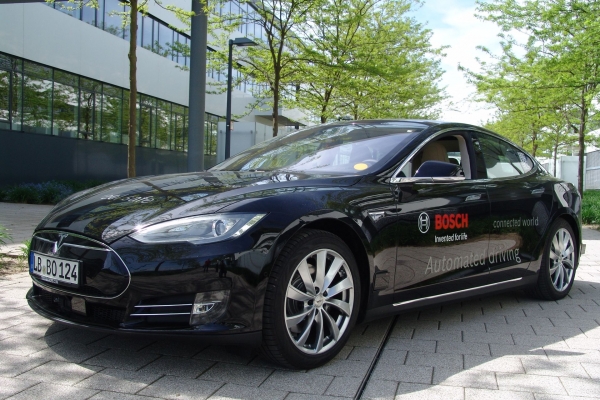 Prototyp autonomicznej Tesli Model S opracowany przez firmę Bosch