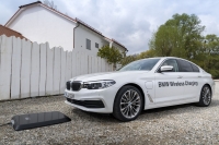 BMW wprowadza do oferty opcję bezstykowego ładowania o mocy 3,2 kW