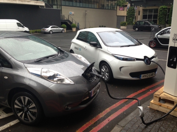 Auta Nissan Leaf i Renault Zoe podłączone do uniwersalnej szybkiej ładowarki firmy DBT