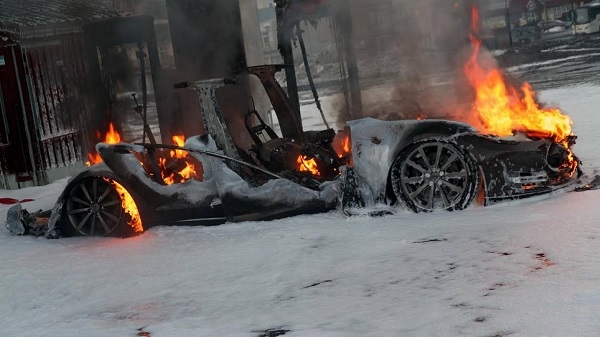 Tesla Model S spalona na stacji szybkiego ładowania w Norwegii
