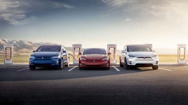 Samochody Tesla Model S i X na stacji szybkiego ładowania Tesla Supercharger