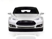 Tesla Model S kontra zdalnie sterowane samochodziki