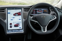 Tesla Model S (wersja dla ruchu lewostronnego)