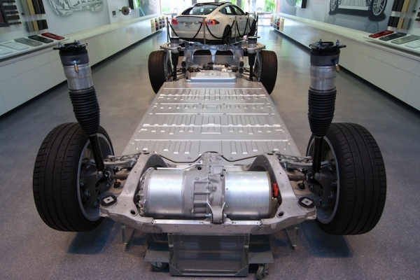 Tesla Model S - Silnik (po lewej) i falownik (po prawej)