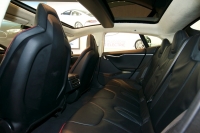 Tesla Model S - Tylne siedzenie - płaska podłoga i trzy miejsca siedzące