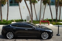Tesla Model S - Z boku