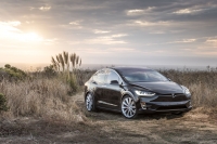 Tesla Model X jest niezbyt skora do przewracania się na dach - nagranie