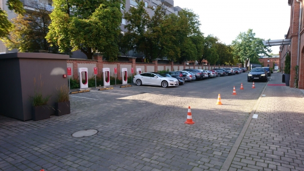 Tesla Model S 100D tuż przed próbą bicia rekordu dystansu na jednym naładowaniu, na terenie centrum City Park Poznań przy ul. Wyspiańskiego 26A