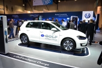 Volkswagen e-Golf z indukcyjnym ładowaniem na wystawie CES 2015